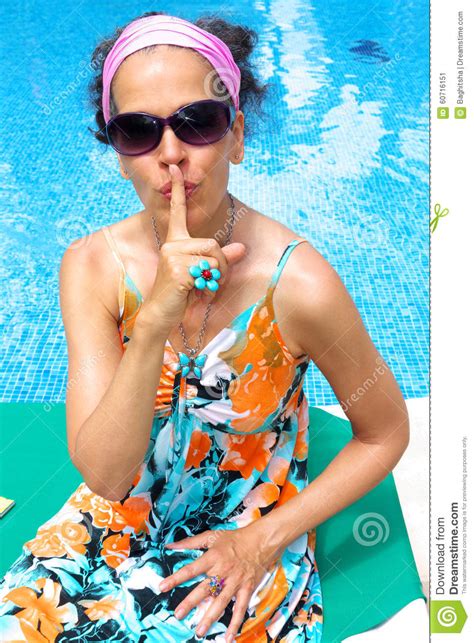 Finger Maduro De La Mujer A La Piscina De Los Labios Imagen De Archivo Imagen De Piscina