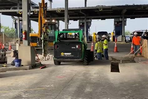 Trabajan En La Instalacion Del Equipo De Rayos X En El Puente