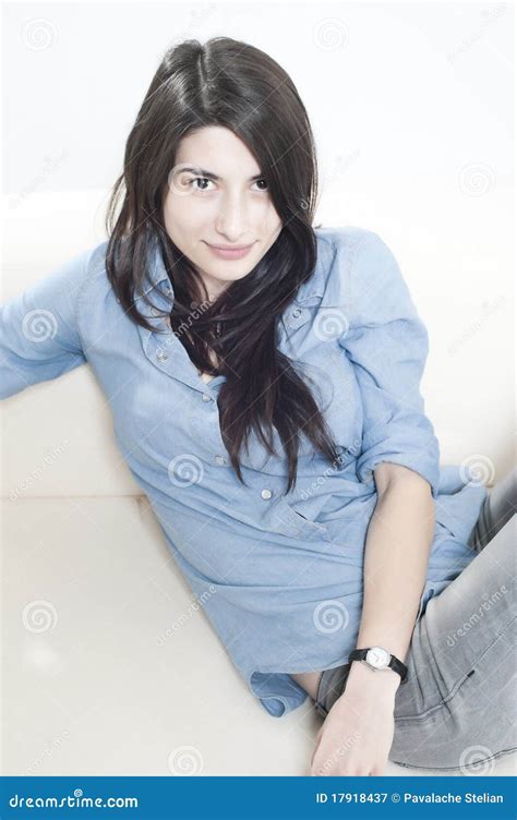 Belle Fille Se Trouvant Sur Le Divan Image Stock Image Du Filles