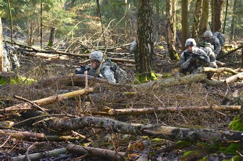 Us Soldiers Set Up Defensive Fighting Positions During Squad Level