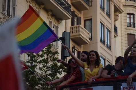 Marcha en València del Orgullo LGTBI para celebrar los avances y no