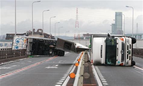 トラック横転、足場崩壊、道路冠水 台風21号、各地で被害 読んで見フォト 産経フォト