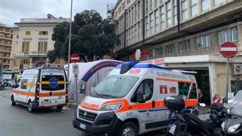 Genova Maxi Afflusso Nei Pronto Soccorso Pazienti In Coda E Ambulanze