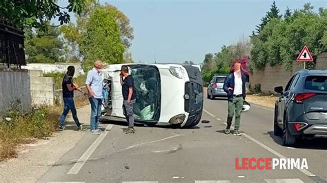 Scontro Tra Mezzi Sulla Provinciale Un Furgoncino Si Ribalta Sullasfalto