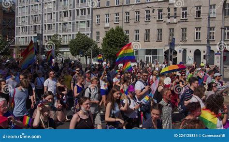 Marcha Del Orgullo Lgbtq Con Banderas De Arco Iris En Apoyo A La