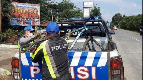 Bersepeda Sambil Bergurau Di Jalan Raya Saat Pulang Sekolah Bocah Smp