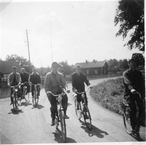 Sex Män På Cykel I Riktning Mot Fotografen På Visingsö Med