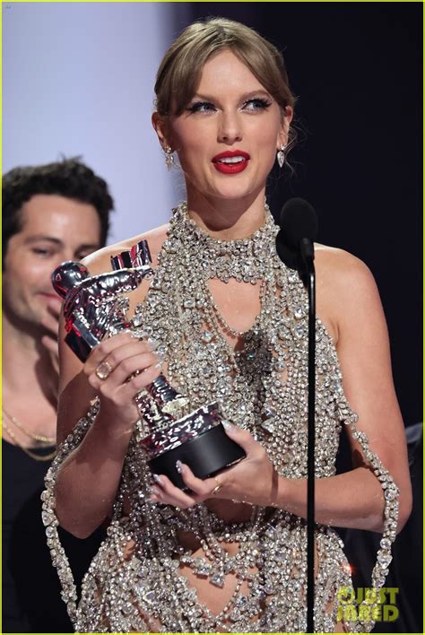 Taylor Swift Wins Video Of The Year At Vmas 2022 Announces Release