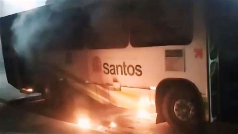 Dois ônibus municipais são incendiados na Zona Noroeste em Santos