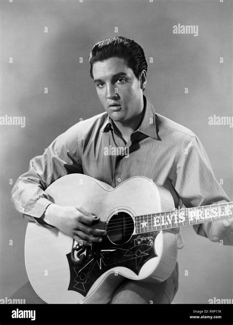 Elvis con guitarra fotografías e imágenes de alta resolución Alamy