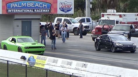 Tesla Model S P85d Sets 1 4 Mile World Record While Challenger Hellcat