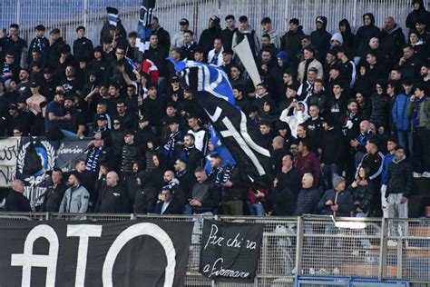 Fumogeni E Petardi Durante Latina Avellino 4 Daspo Per Gli Ultras