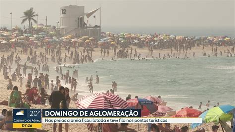 Praias ficam lotadas e pontos turísticos do Rio registram filas no