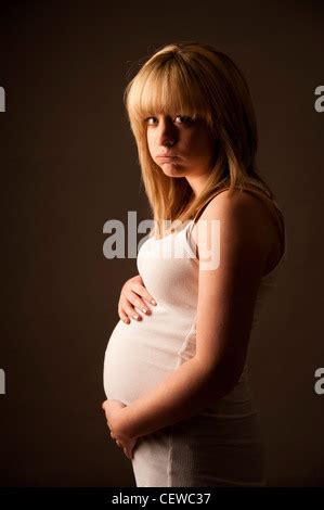 eine schwangere junge teenage blonde behaarte Mädchen Frau Stockfotografie Alamy