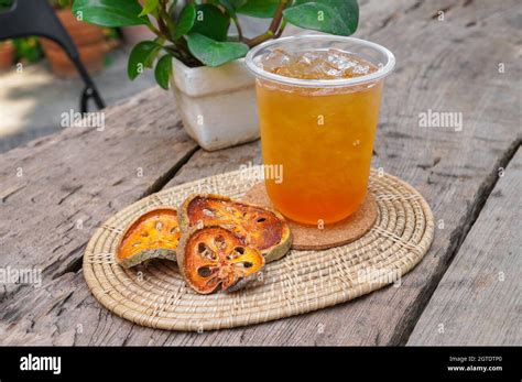 Jugo De Frutas De Bael Helado Bebida Herbaria En Vaso Adornado Con