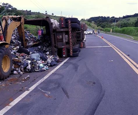 Carreta Que Transportava Lixo Tomba E Interdita O Tr Nsito Na Sp Em