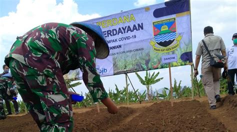 Kodim Dan Pemkab Bandung Barat Bantu Petani Terdampak Covid Islampos