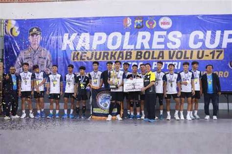 Resmi Berakhir Kapolres Bojonegoro Serahkan Trophy Juara Turnamen Bola