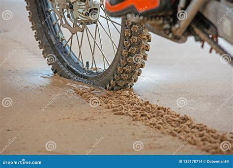 Les Roues De Moto Laissent Des Empreintes De Pas Dans Le Sable Humide