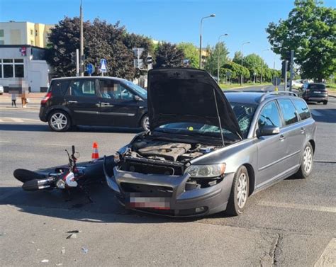 Motorowerzysta Z Powa Nymi Obra Eniami Cia A Po Zderzeniu Z Volvo