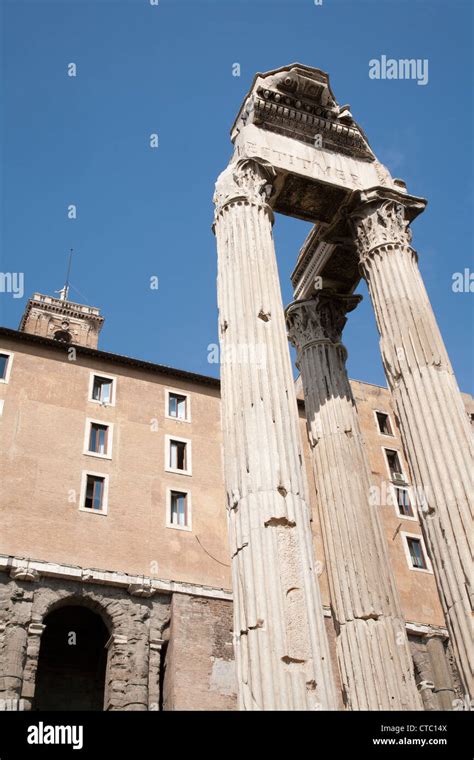 Roma 23 De Marzo Las Columnas Del Templo De Saturno En El Foro