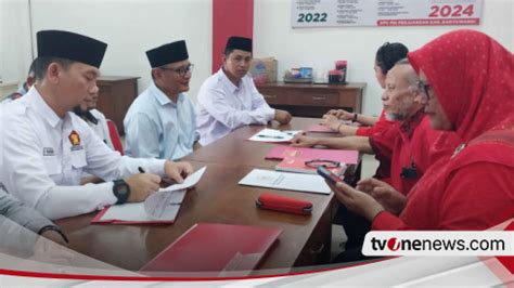 Hari Kedua Pendaftaran Bacabup Tim Sumail Abdullah Ambil Formulir Di