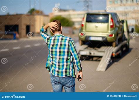 Homme Stress Ayant Des Probl Mes Avec Sa Voiture Photo Stock Image