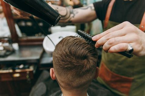 Close Up Tiro De Homem Cortando O Cabelo Da Moda Na Barbearia O