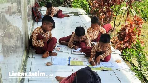 Ruang Kelas Sdn Samaran Sampang Rusak Siswa Terpaksa Belajar Di