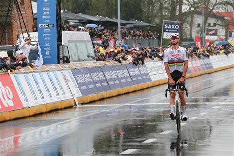 E3 SAXO CLASSIC HARELBEKE 2024 VAN DER POEL EN DEMONSTRATION