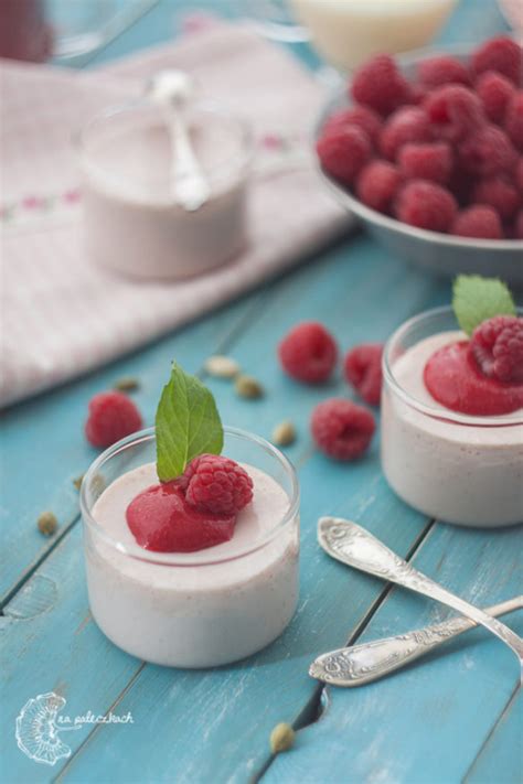 Malinowy pudding bhapa doi na bazie jogurtu Na Pałeczkach