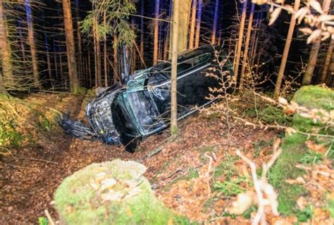 Schwerer Unfall Im Erzgebirge Pkw überschlägt Sich Im Wald Und Prallt Gegen Baum