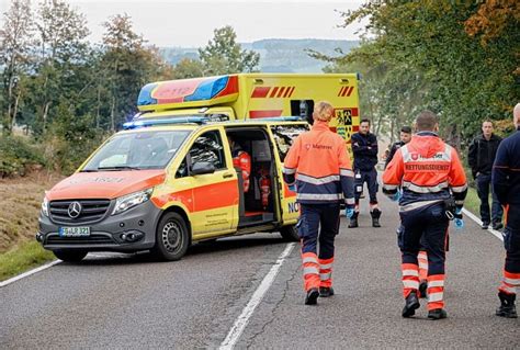 Update Zwei Menschen Sterben Bei Schwerem Unfall Auf Der B