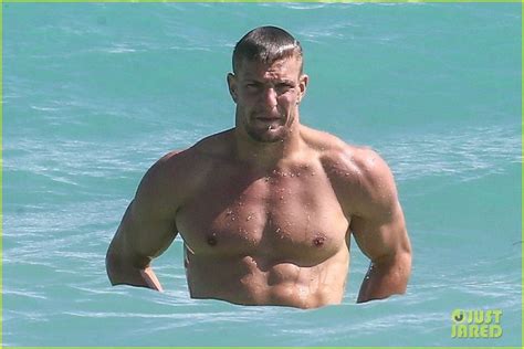 Nfl S Rob Gronkowski Looks Like He Doesn T Miss A Day At The Gym Rob Gronkowski Shirtless