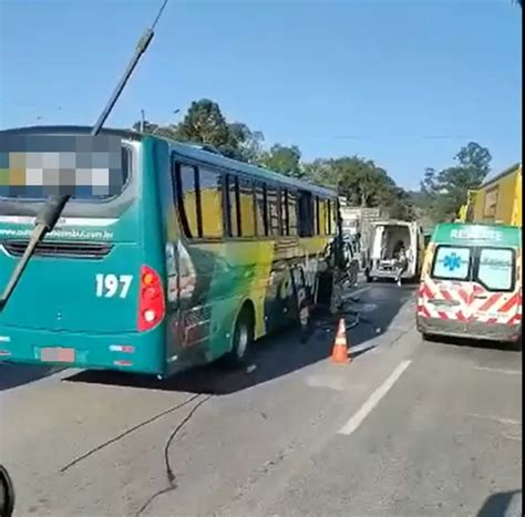 Onze Pessoas Ficam Feridas Após ônibus Bater Na Traseira De Carreta Na