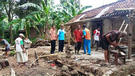 Hujan Deras Satu Rumah Roboh