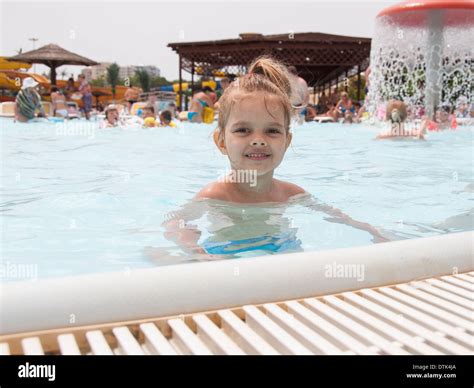 Vier Jahr Altes Mädchen Badet In Einem öffentlichen Schwimmbad Das Mädchen Kam An Den Rand Des