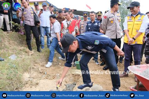 Peletakan Batu Pertama Tandai Pembangunan Ruas Jalan Sepanjang Km