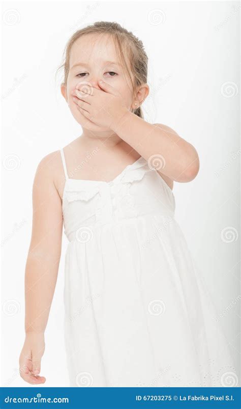 Petite Fille Couvrant Sa Bouche Image Stock Image Du Caucasien Blanc