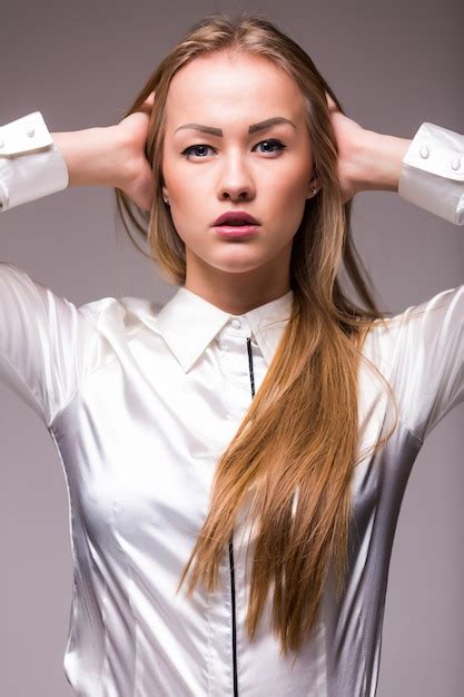 Retrato De Mujer De Negocios Joven Feliz Aislado En La Pared Blanca