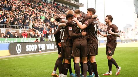 2 Bundesliga Heimsieg über Karlsruhe St Pauli rückt auf Rang zwei