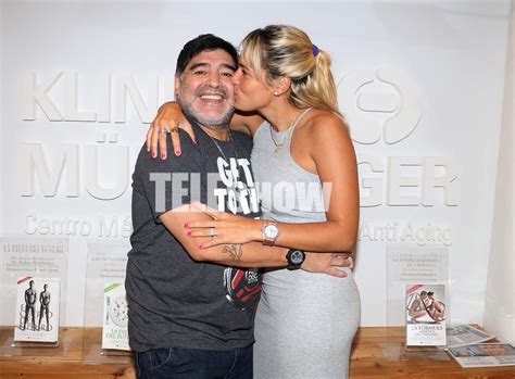 Tras Los Rumores De Separación Diego Maradona Y Rocío Oliva Se Mostraron A Los Besos Infobae