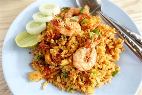 Yellow Curry Fried Rice With Prawns Kao Pad Gaeng Garee Kung Asian