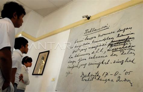 naskah proklamasi antara foto