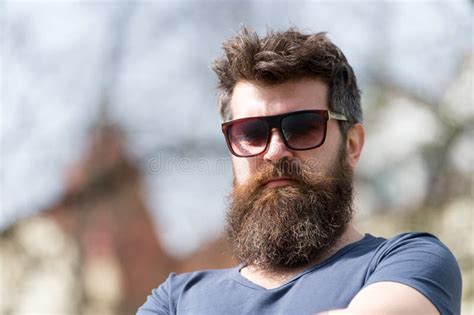 Inconformista Con La Barba Y Bigote En La Cara Estricta Fondo De La