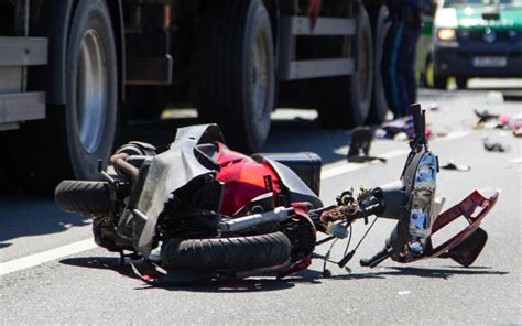 Rollerfahrerin Frontal Von Lkw Erfasst Frau Stirbt Bei Unfall In