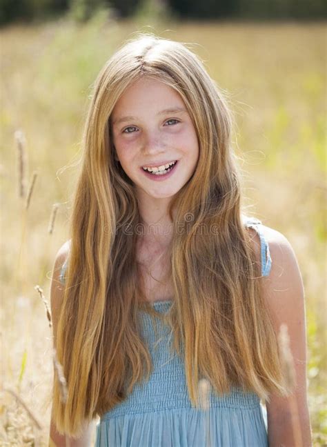 Portret Van Een Mooi Jong Blondemeisje Stock Afbeelding Afbeelding Bestaande Uit Blij Close