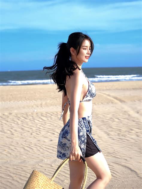 DJ đẹp nhất Đà Nẵng diện bikini triệu đồng khoe vóc dáng như búp bê