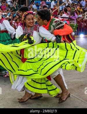 Bailarines Folcl Ricos De Ejutla En Traje Tradicional Desfilan Por Las