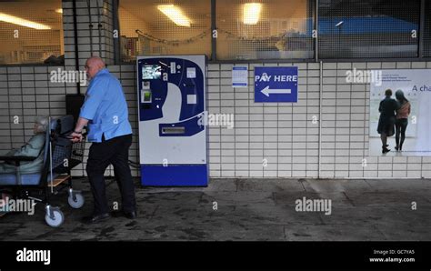 Parking payment machine at St Thomas' Hospital Stock Photo - Alamy